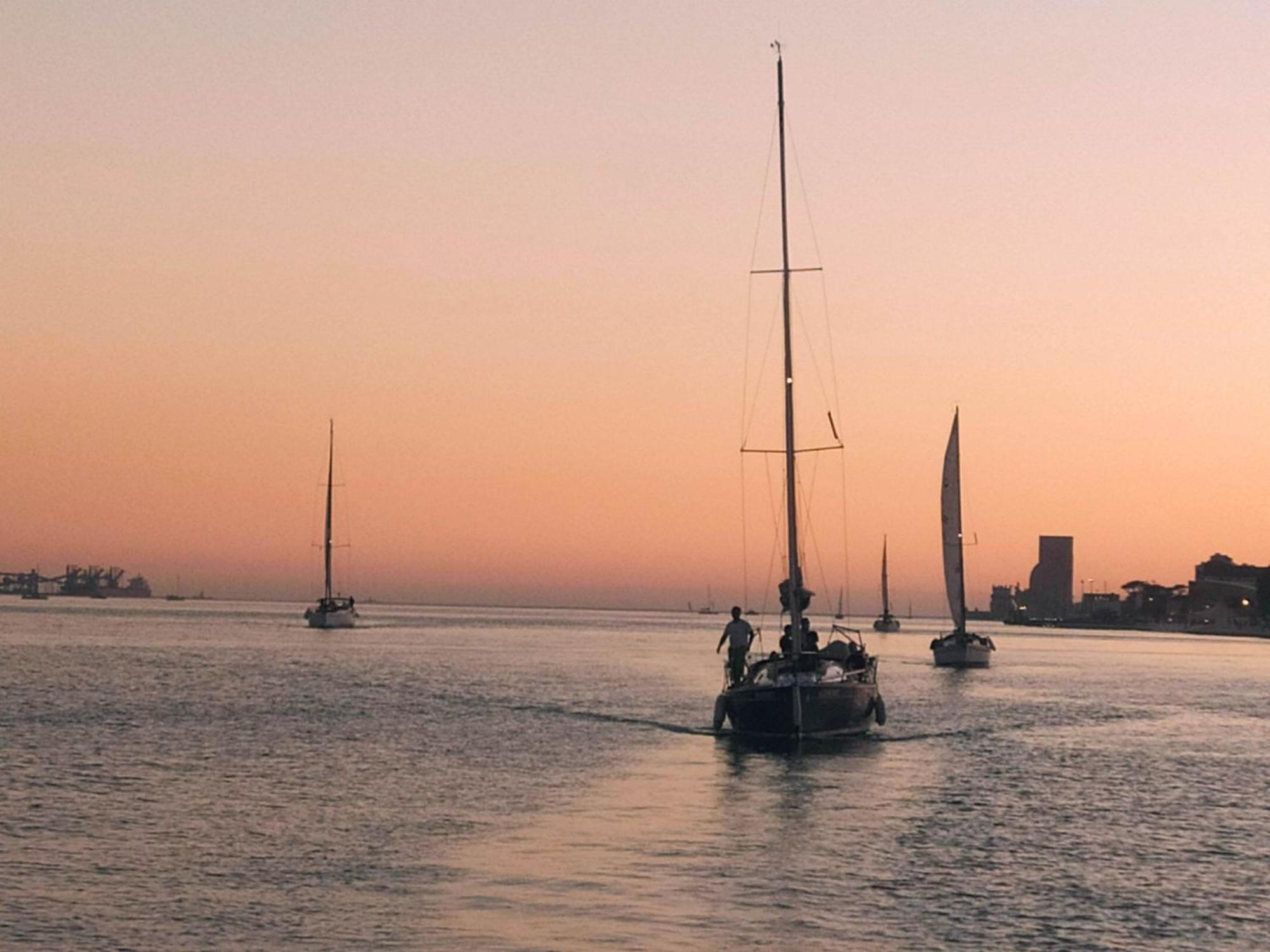 Be Local - Sleep Aboard The Santa Maria Sailing Boat In Lisbon Apartment Luaran gambar